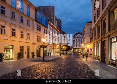Old Town Street mit Abendbeleuchtung Stockfoto