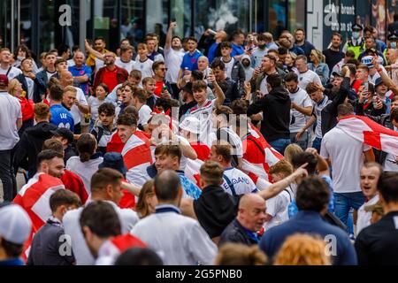 Wembley Stadium, Wembley Park, Großbritannien. Juni 2021. England-Fans mit guten Laune spielen vor dem Pub am Arena Square mit Mini-Fußbällen vor dem EM 2020-Finale 16 zwischen England und Deutschland im Wembley Stadium. Fußball-Europameisterschaft. Amanda Rose/Alamy Live News Stockfoto