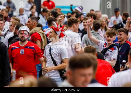 Wembley Stadium, Wembley Park, Großbritannien. Juni 2021. England-Fans mit guten Laune spielen vor dem Pub am Arena Square mit Mini-Fußbällen vor dem EM 2020-Finale 16 zwischen England und Deutschland im Wembley Stadium. Fußball-Europameisterschaft. Amanda Rose/Alamy Live News Stockfoto