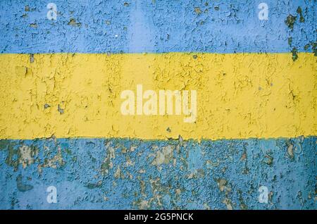 Vintage Holzhintergrund mit verblassenem Türkis und gelber abblätternder Farbe. Alte Holz bemalte Oberflächenstruktur. Schäbige Bretter mit kaputter Farbe. Stockfoto