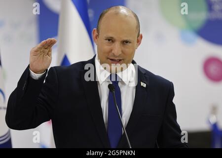 Holon, Israel. Juni 2021. Der israelische Premierminister Naftali Bennett gibt während seines Besuchs bei einer Maccabi-Gesundheitsorganisation (HMO), die am Dienstag, den 29. Juni 2021, Impfungen gegen die Coronavirus-Krankheit (COVID-19) in Holon in der Nähe von Tel Aviv (Israel) anbietet, eine Erklärung ab. Poolfoto von Amir Cohen/UPI Credit: UPI/Alamy Live News Stockfoto