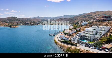 Kea Tzia Insel. Griechenland, Kykladen. Drohne, Luftaufnahme. Jachten liegen im Vourkari Marina, einem luxuriösen Hotel am Meer. Blauer Himmel, gewellter Meeresgrund. Stockfoto