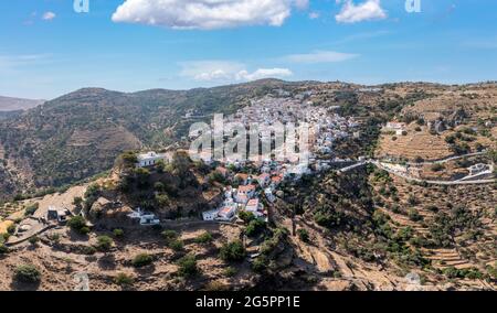 Griechenland, Insel Kea Tzia. Luftdrohnenansicht von Ioulida oder Ioulis. Chora Stadt rote Dächer weiße Häuser auf der felsigen Berglandschaft, sonnigen Tag, Stockfoto