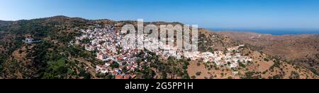 Griechenland, Insel Kea. Panorama-Drohnenaufnahme der Hauptstadt, Ioulida Stadt. Chora rote Dächer Häuser auf der felsigen Berglandschaft Stockfoto