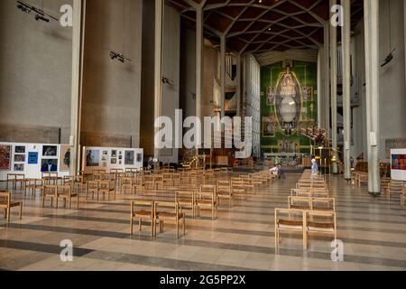 Das Innere der Coventry Cathedral, auch bekannt als St. Michaels, eine moderne Kathedrale, die 1956 gegründet wurde und bekannt ist für ihre atemberaubende modernistische Glasmalerei, ihre minimalistische Struktur und ihren großformatigen Wandteppich am 23. Juni 2021 in Coventry, Großbritannien. Die Cathedral Church of Saint Michael, allgemein bekannt als Coventry Cathedral, ist der Sitz des Bischofs von Coventry und der Diözese Coventry innerhalb der Church of England. Die heutige St. Michaels Kathedrale, die neben den Überresten der alten Kirche erbaut wurde, wurde von Basil Spence und Arup entworfen, von John Laing erbaut und ist ein denkmalgeschütztes Gebäude der I. Klasse. Stockfoto