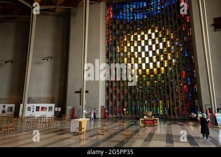 Das Tauffenster, das von John Piper entworfen und von Patrick Reyntiens in der Coventry Cathedral angefertigt wurde, ist auch bekannt als St. Michaels, eine moderne Kathedrale, die 1956 gegründet wurde und bekannt ist für ihr atemberaubendes modernistisches Buntglas, ihre minimalistische Struktur und ihren großformatigen Wandteppich am 23. Juni 2021 in Coventry, Großbritannien. Die Cathedral Church of Saint Michael, allgemein bekannt als Coventry Cathedral, ist der Sitz des Bischofs von Coventry und der Diözese Coventry innerhalb der Church of England. Die heutige St.-Michaels-Kathedrale, die neben den Überresten der alten Kirche errichtet wurde, wurde von Basil Spence und Arup entworfen, Stockfoto