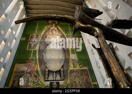 Christ in Glory in the Tetramorph, Wandteppich von Graham Sutherland in der Coventry Cathedral, auch bekannt als St. Michaels, eine moderne Kathedrale, die 1956 gegründet wurde und bekannt ist für ihr atemberaubendes modernistisches Buntglas, ihre minimalistische Struktur und ihren großformatigen Wandteppich am 23. Juni 2021 in Coventry, Großbritannien. Die Cathedral Church of Saint Michael, allgemein bekannt als Coventry Cathedral, ist der Sitz des Bischofs von Coventry und der Diözese Coventry innerhalb der Church of England. Die heutige St. Michaels Kathedrale, die neben den Überresten der alten Kirche erbaut wurde, wurde von Basil Spence und Arup entworfen und von gebaut Stockfoto