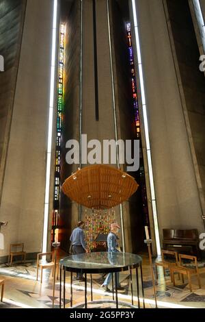 Die Kapelle der Einheit in der Kathedrale von Coventry, auch bekannt als St. Michaels, eine moderne Kathedrale, die 1956 gegründet wurde und bekannt ist für ihre atemberaubende modernistische Glasmalerei, ihre minimalistische Struktur und ihren großformatigen Wandteppich am 23. Juni 2021 in Coventry, Großbritannien. Die Cathedral Church of Saint Michael, allgemein bekannt als Coventry Cathedral, ist der Sitz des Bischofs von Coventry und der Diözese Coventry innerhalb der Church of England. Die heutige St. Michaels Kathedrale, die neben den Überresten der alten Kirche erbaut wurde, wurde von Basil Spence und Arup entworfen, von John Laing erbaut und ist ein denkmalgeschütztes Gebäude der I. Klasse. Stockfoto