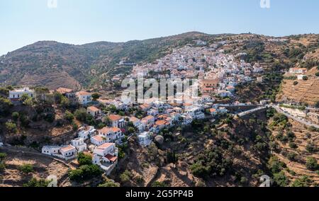 Griechenland, Insel Kea Tzia. Ioulida Stadt Luftdrohne Panoramablick. Chora rote Dächer weiße Häuser auf der felsigen Berglandschaft, sonniger Tag, blauer Himmel Stockfoto