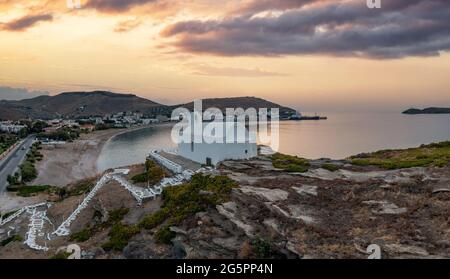 Agios Georgios Kapelle auf einem felsigen Hügel, Drohne, Luftaufnahme. Kea Tzia Insel. Griechenland, Kykladen. Korissia Hafen bei Sonnenuntergang, geriffeltes Meer, dramatisch bewölkt sk Stockfoto