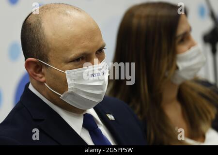 Holon, Israel. Juni 2021. Der israelische Premierminister Naftali Bennett schaut am Dienstag, den 29. Juni 2021, während seines Besuchs bei einer Maccabi-Gesundheitsorganisation (HMO), die Impfungen gegen die Coronavirus-Krankheit (COVID-19) in Holon, in der Nähe von Tel Aviv, Israel, anbietet, darauf. Poolfoto von Amir Cohen/UPI Credit: UPI/Alamy Live News Stockfoto