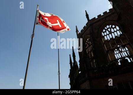 Außenansicht der Coventry Cathedral, auch bekannt als St. Michaels, eine gotische Kirche aus dem 14. Jahrhundert, am 23. Juni 2021 in Coventry, Großbritannien. Die Cathedral Church of Saint Michael, allgemein bekannt als Coventry Cathedral, ist der Sitz des Bischofs von Coventry und der Diözese Coventry innerhalb der Church of England. Die Kathedrale liegt in Trümmern und bleibt nach den Bombenangriffen im Zweiten Weltkrieg eine zerstörte Muschel. Stockfoto