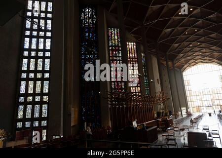 Die Inneneinrichtung blickt auf den Eingang Great West Window of Coventry Cathedral, auch bekannt als St. Michaels, eine moderne Kathedrale, die 1956 gegründet wurde und am 23. Juni 2021 in Coventry, Großbritannien, für ihre atemberaubende modernistische Glasmalerei, ihre minimalistische Struktur und ihren großformatigen Wandteppich bekannt ist. Die Cathedral Church of Saint Michael, allgemein bekannt als Coventry Cathedral, ist der Sitz des Bischofs von Coventry und der Diözese Coventry innerhalb der Church of England. Die heutige St. Michaels Kathedrale, die neben den Überresten der alten Kirche erbaut wurde, wurde von Basil Spence und Arup entworfen und von John Laing an erbaut Stockfoto