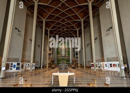 Das Innere der Coventry Cathedral, auch bekannt als St. Michaels, eine moderne Kathedrale, die 1956 gegründet wurde und bekannt ist für ihre atemberaubende modernistische Glasmalerei, ihre minimalistische Struktur und ihren großformatigen Wandteppich am 23. Juni 2021 in Coventry, Großbritannien. Die Cathedral Church of Saint Michael, allgemein bekannt als Coventry Cathedral, ist der Sitz des Bischofs von Coventry und der Diözese Coventry innerhalb der Church of England. Die heutige St. Michaels Kathedrale, die neben den Überresten der alten Kirche erbaut wurde, wurde von Basil Spence und Arup entworfen, von John Laing erbaut und ist ein denkmalgeschütztes Gebäude der I. Klasse. Stockfoto