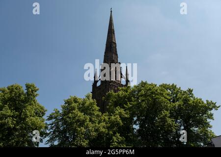 Außenansicht der Coventry Cathedral, auch bekannt als St. Michaels, eine gotische Kirche aus dem 14. Jahrhundert, am 23. Juni 2021 in Coventry, Großbritannien. Die Cathedral Church of Saint Michael, allgemein bekannt als Coventry Cathedral, ist der Sitz des Bischofs von Coventry und der Diözese Coventry innerhalb der Church of England. Die Kathedrale liegt in Trümmern und bleibt nach den Bombenangriffen im Zweiten Weltkrieg eine zerstörte Muschel. Stockfoto