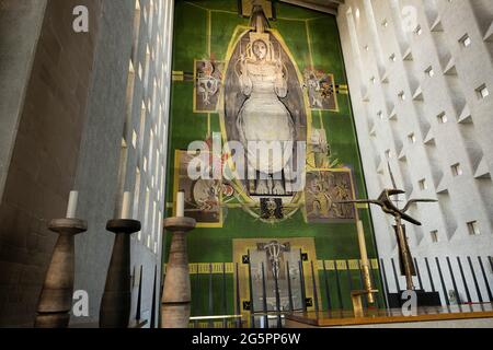 Christ in Glory in the Tetramorph, Wandteppich von Graham Sutherland in der Coventry Cathedral, auch bekannt als St. Michaels, eine moderne Kathedrale, die 1956 gegründet wurde und bekannt ist für ihr atemberaubendes modernistisches Buntglas, ihre minimalistische Struktur und ihren großformatigen Wandteppich am 23. Juni 2021 in Coventry, Großbritannien. Die Cathedral Church of Saint Michael, allgemein bekannt als Coventry Cathedral, ist der Sitz des Bischofs von Coventry und der Diözese Coventry innerhalb der Church of England. Die heutige St. Michaels Kathedrale, die neben den Überresten der alten Kirche erbaut wurde, wurde von Basil Spence und Arup entworfen und von gebaut Stockfoto