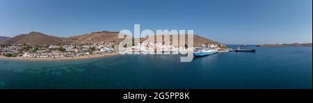 Reiseziel Kea, Insel Tzia, Kykladen, Griechenland. Luftdrohnenaufnahme von zwei festfahrenden Schiffen und Booten im Hafen von Korissia, Mittelmeer. Stockfoto