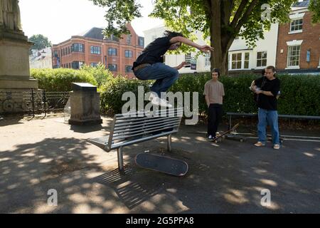 Skateboarder in der britischen Kulturstadt 2021 am 23. Juni 2021 in Coventry, Großbritannien. Die britische Kulturstadt ist eine Bezeichnung, die einer Stadt im Vereinigten Königreich für einen Zeitraum von einem Jahr verliehen wird. Das Ziel der Initiative, die von der Abteilung für Digital, Kultur, Medien und Sport verwaltet wird. Coventry ist eine Stadt, die in großem Umfang und derzeit regeneriert wird. Stockfoto