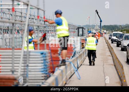 Fehmarn, Deutschland. Juni 2021. Auf der Fehmarsund-Brücke arbeiten Bauarbeiter an Gerüsten. Die Deutsche Bahn gab bei einer Standortbesichtigung am 29. Juni 2021 Auskunft über den Stand der Wartungsarbeiten. Quelle: Frank Molter/dpa/Alamy Live News Stockfoto