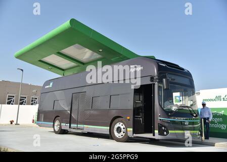 (210629) -- DHAHRAN, 29. Juni 2021 (Xinhua) -- EIN mit Wasserstoff betriebener Probenbus wird an einer Wasserstoff-Tankstelle von Saudi Aramco und Air Products in Dhahran, Saudi-Arabien, 27. Juni 2021, betankt. Die kürzlich eröffnete Pilotstation befeuert eine Flotte von Brennstoffzellen-Elektrofahrzeugen mit hochreinem komprimiertem Wasserstoff. (Foto von Wang Haizhou/Xinhua) Stockfoto