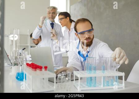 Wissenschaftler, die medizinische Forschung betreiben und neue Medikamente oder Impfstoffe im Labor entwickeln Stockfoto