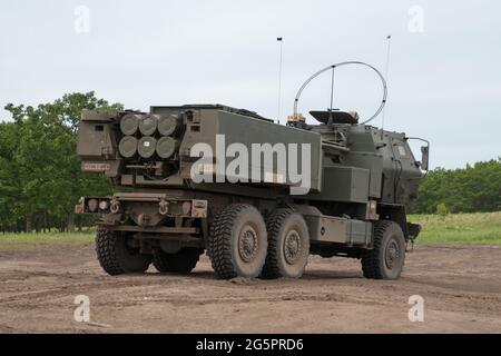 Betsukai Cho, Japan. Juni 2021. Ein High Mobility Artillery Rocket System (HIMARS) der US-Armee nimmt am Dienstag, den 29. Juni 2021, an der gemeinsamen militärischen Übung „Orient Shield 21“ in Hokkaido, Japan, Teil. Foto von Keizo Mori/UPI Credit: UPI/Alamy Live News Stockfoto