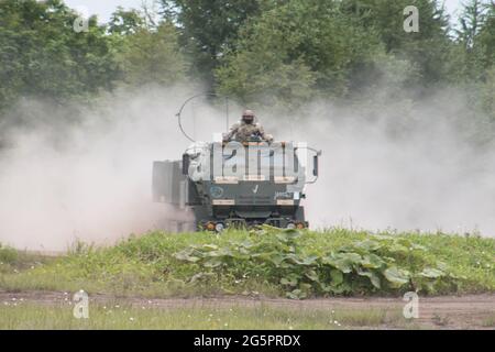 Betsukai Cho, Japan. Juni 2021. Ein High Mobility Artillery Rocket System (HIMARS) der US-Armee nimmt am Dienstag, den 29. Juni 2021, an der gemeinsamen militärischen Übung „Orient Shield 21“ in Hokkaido, Japan, Teil. Foto von Keizo Mori/UPI Credit: UPI/Alamy Live News Stockfoto