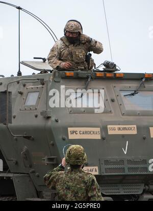 Betsukai Cho, Japan. Juni 2021. Ein High Mobility Artillery Rocket System (HIMARS) der US-Armee nimmt am Dienstag, den 29. Juni 2021, an der gemeinsamen militärischen Übung „Orient Shield 21“ in Hokkaido, Japan, Teil. Foto von Keizo Mori/UPI Credit: UPI/Alamy Live News Stockfoto