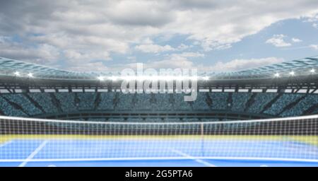 Aufbau eines leeren Tennisplatzes im Stadion mit blauem Himmel und Wolken Stockfoto