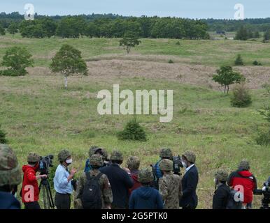 Betsukai Cho, Japan. Juni 2021. Reporter beobachten, wie ein High Mobility Artillery Rocket System (HIMARS) der US-Armee am Dienstag, den 29. Juni 2021, an der gemeinsamen militärischen Übung „Orient Shield 21“ in Hokkaido, Japan, teilnimmt. Foto von Keizo Mori/UPI Credit: UPI/Alamy Live News Stockfoto