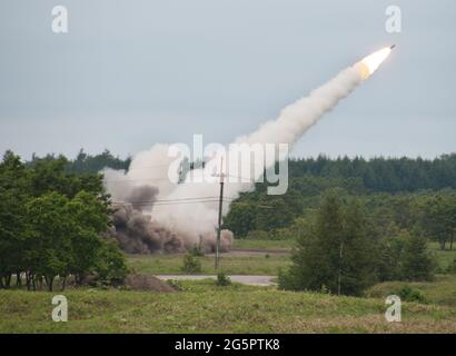 Betsukai Cho, Japan. Juni 2021. Ein High Mobility Artillery Rocket System (HIMARS) der US-Armee nimmt am Dienstag, den 29. Juni 2021, an der gemeinsamen militärischen Übung „Orient Shield 21“ in Hokkaido, Japan, Teil. Foto von Keizo Mori/UPI Credit: UPI/Alamy Live News Stockfoto