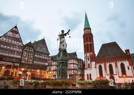 Gerechtigkeitsbrunnen am Romerberg plaza - Römerplatz in Frankfurt am Main. Deutschland Stockfoto