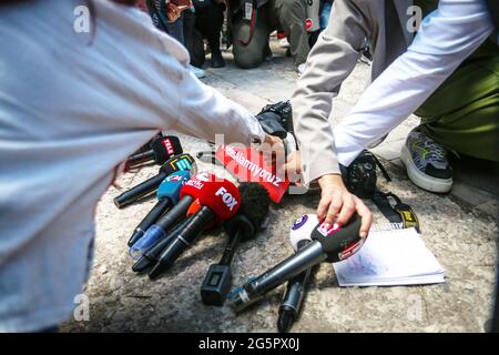 Ankara, Türkei. Juni 2021. Während der Demonstration sahen Journalisten, wie sie Mikrofone und Kameras auf den Boden brachten.Professionelle Medienorganisationen hielten vor dem Büro des Gouverneurs von Ankara eine Presseerklärung über den Fotojournalisten Bulent Kilic, Agence France-Presse (AFP), der während des 19. Istanbul LGBTI Pride March in Taksim, Istanbul, festgenommen wurde. Kredit: SOPA Images Limited/Alamy Live Nachrichten Stockfoto