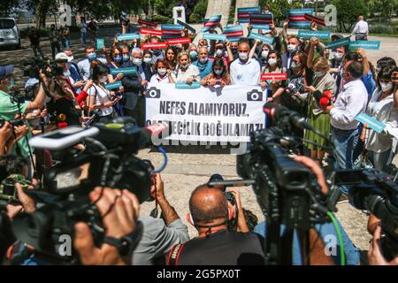 Ankara, Türkei. Juni 2021. Journalisten halten während der Demonstration ein Transparent, auf dem sie ihre Meinung äußern.Professionelle Medienorganisationen hielten vor dem Büro des Gouverneurs von Ankara eine Presseerklärung über den Fotojournalisten Bulent Kilic, Agence France-Presse (AFP), der während des 19. Istanbul LGBTI Pride March in Taksim, Istanbul, festgenommen wurde. Kredit: SOPA Images Limited/Alamy Live Nachrichten Stockfoto