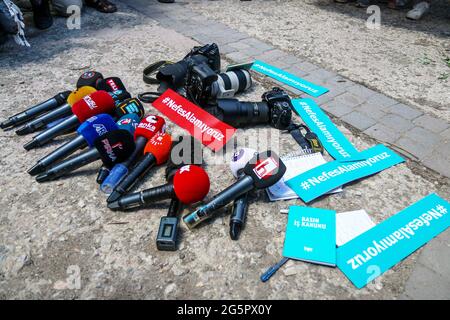 Ankara, Türkei. Juni 2021. Während der Demonstration wurden Plakate, Mikrofone und Kameras auf dem Boden angebracht.Professionelle Medienorganisationen hielten vor dem Büro des Gouverneurs von Ankara eine Presseerklärung über den Fotojournalisten Bulent Kilic, Agence France-Presse (AFP), der während des 19. Istanbul LGBTI Pride March in Taksim, Istanbul, festgenommen wurde. Kredit: SOPA Images Limited/Alamy Live Nachrichten Stockfoto