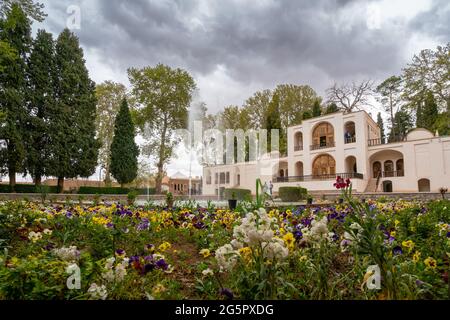 Mahan, Iran - 04.09.2019: Weitwinkelaufnahme eines Wasserbrunnens vor dem Hauptgebäude im historischen Garten Shahzadeh Mahan. Schöner persischer Ga Stockfoto