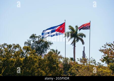 Foto der Loma del Capiro in Santa Clara. An der Spitze flattern die Flagge Kubas und die Flagge des 26. Juli. Stockfoto