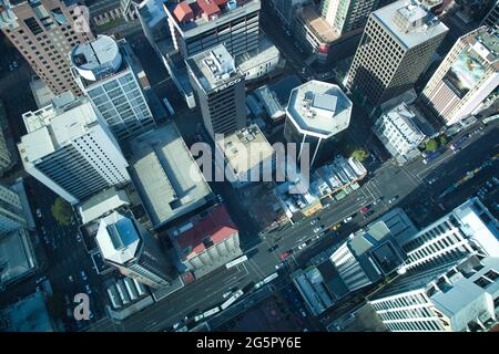 Blick vom Sky Tower in Auckland direkt nach unten auf Hochhäuser und ihre Dächer.auch eine Straße, Auckland, North Island, Neuseeland Stockfoto