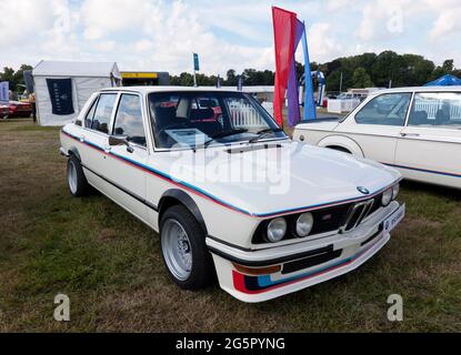 Dreiviertelansicht eines Chamonix White, 1976, BMW E12 530 MLE (Motorsport Limited Edition) auf der London Classic Car Show 2021 Stockfoto