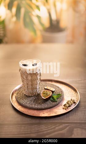 Helle Food-Fotografie eines Passionsfrucht-Smoothie mit Brombeeren. Natürliches und gesundes Getränkekonzept. Stockfoto