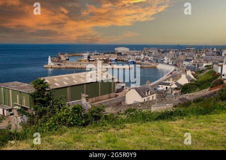 Blick auf Macduff und die Stadt und den Hafen, Aberdeenshire, Schottland, Großbritannien. Stockfoto