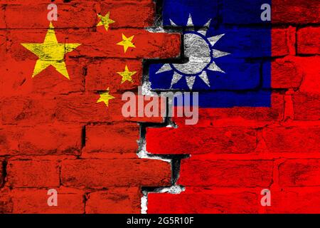 Konzept der Beziehung zwischen China und Taiwan mit zwei bemalten Fahnen auf einer beschädigten Ziegelwand Stockfoto