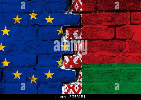 Konzept der Beziehung zwischen der Europäischen Union (EU) und China mit zwei bemalten Fahnen auf einer beschädigten Ziegelwand Stockfoto
