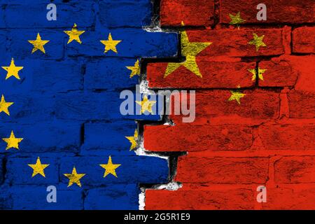 Konzept der Beziehung zwischen der Europäischen Union (EU) und China mit zwei bemalten Fahnen auf einer beschädigten Ziegelwand Stockfoto