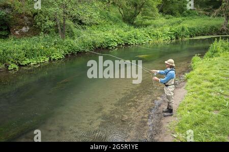 Fliegenfischen auf dem Dove River, Peak District, England. Stockfoto