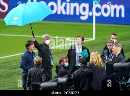 Der deutsche Manager Joachim Low (links) wurde vor dem UEFA-EM-2020-Spiel 16 im Wembley Stadium, London, interviewt. Bilddatum: Dienstag, 29. Juni 2021. Stockfoto