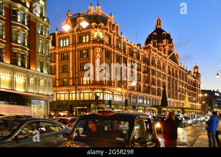 VEREINIGTES KÖNIGREICH. ENGLAND. LONDON. KNIGHTSBRIDGE. HARRODS BEI NACHT. DIESES LUXURIÖSE KAUFHAUS, DAS 1849 AN DER BROMPTON ROAD ERÖFFNET WURDE, IST EIN LIEFERANT DER Stockfoto