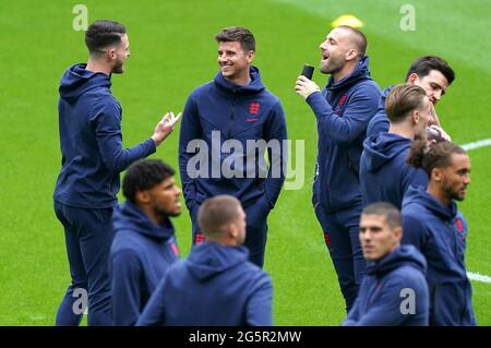 Die Engländerin Declan Rcy (links), Mason Mount und Luke Shaw vor der UEFA Euro 2020-Runde von 16 im Wembley Stadium, London. Bilddatum: Dienstag, 29. Juni 2021. Stockfoto