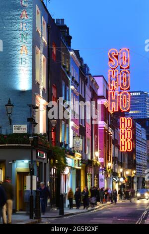 VEREINIGTES KÖNIGREICH. ENGLAND. LONDON. WEIHNACHTSDEKORATION IN DER CARNABY STREET BEI NACHT, IM SOHO-VIERTEL. Stockfoto