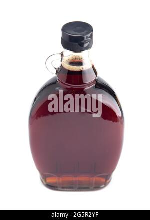 Flasche mit reinem Ahornsirup auf weißem Hintergrund Stockfoto